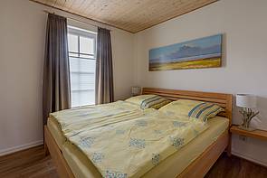 Schlafzimmer mit Doppelbett